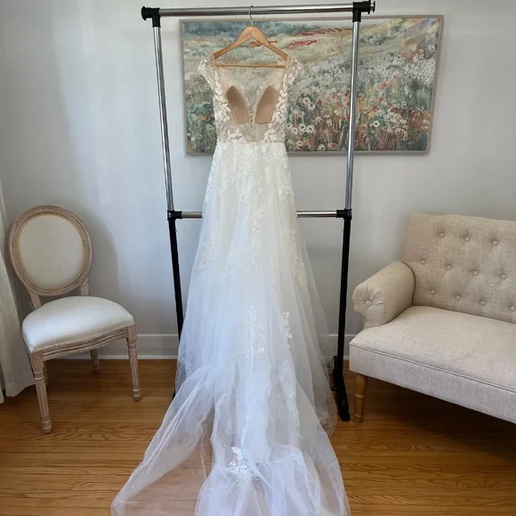 Brand new wedding dress (never worn) - Picture 3 of 3